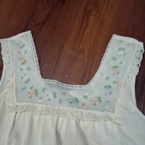 Vintage JC Penney Granny core Nylon Nightgown Floral Embroidery Detail - Picture 3 of 8